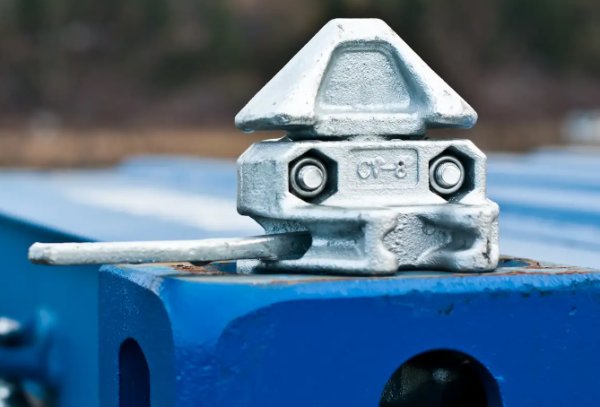 Twist lock container