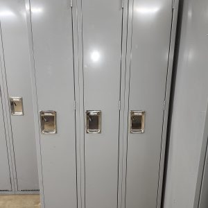 Laliberté Produits Industriels Casiers 3 portes gris presque neuf