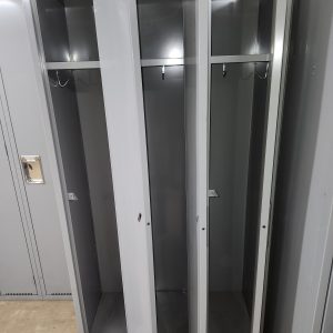 Laliberté Produits Industriels Casiers 3 portes gris presque neuf