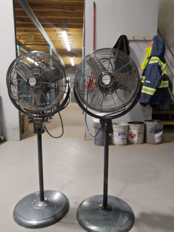 Ventilateur sur pied de qualité commerciale 14″