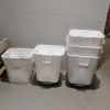 Contenants carrés, Polyéthylène, 28 gal. US