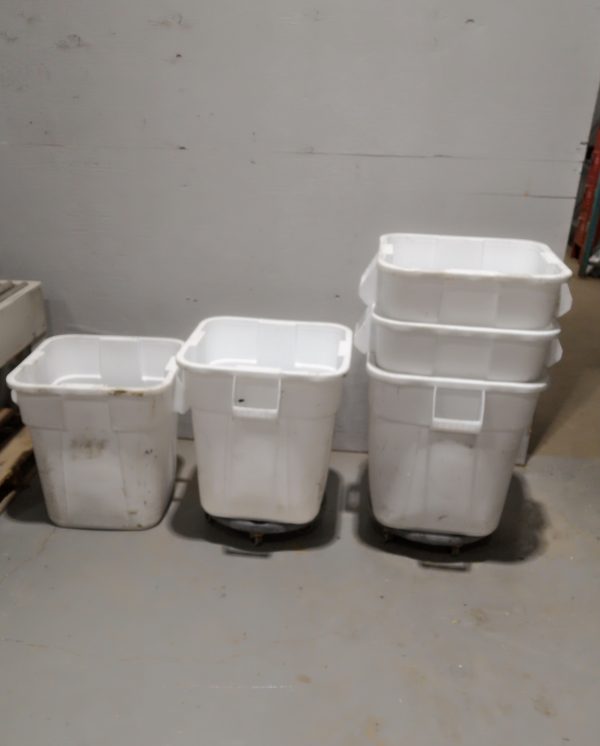 Contenants carrés, Polyéthylène, 28 gal. US