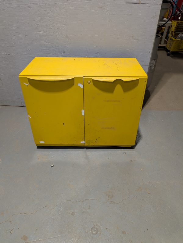 Armoire jaune 2 portes.1