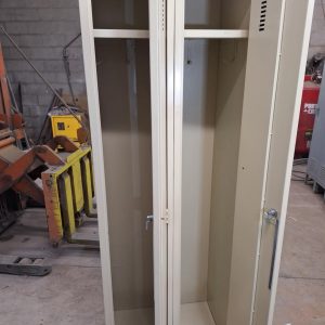 laliberté produits industriels Casiers double reconditionné 1 seul disponible Verrouillage a clés Prix $160.00 + taxes Transport disponible partout au Québec en sus