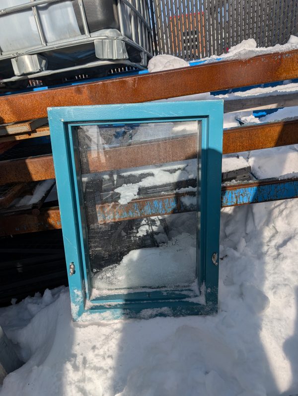 Fenêtre avec cadre en acier 24’’La x 6’’Pro x 34’’H