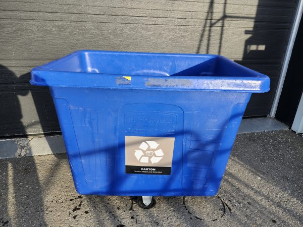 Bac de recyclage Rubbermaid sur roulettes