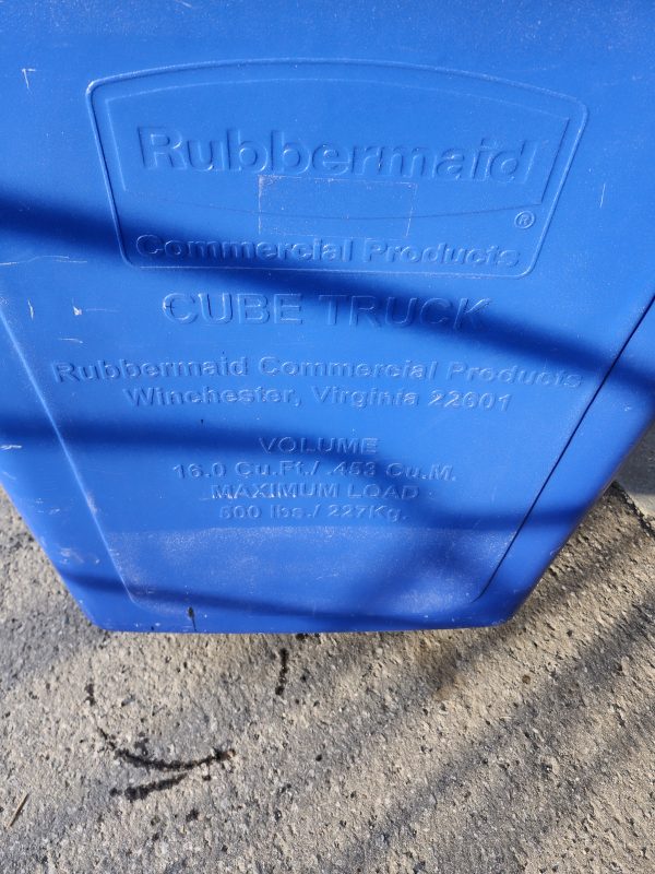 Bac de recyclage Rubbermaid sur roulettes