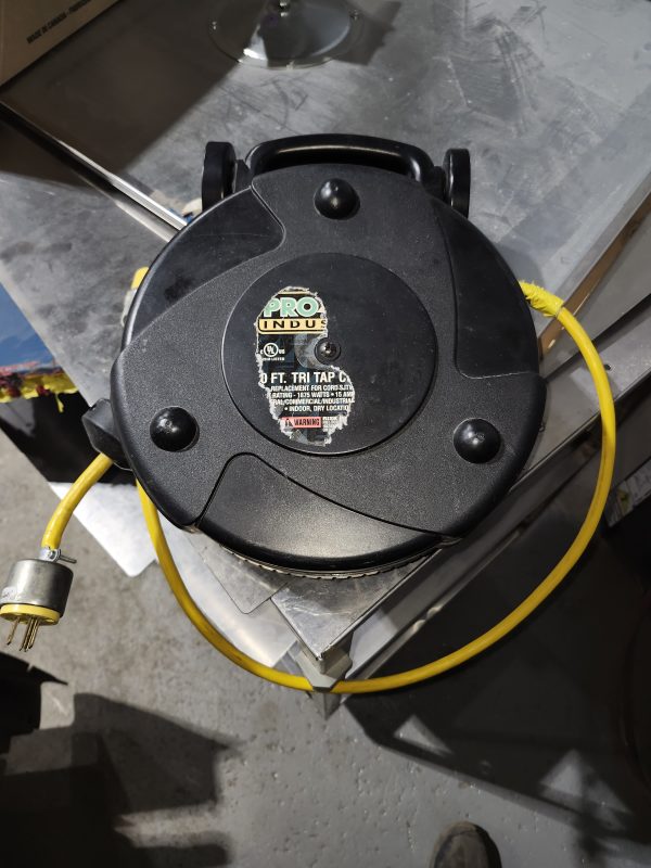 Reel Électrique 50′ fil 12 3 15 amp. usagé