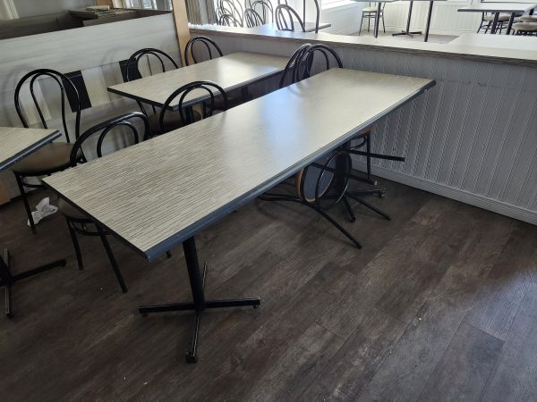Tables de restaurant et chaises
