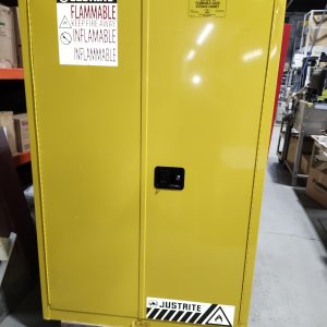 Laliberté Produits Industriels Armoire Produits Dangereux Justrite presque neuve 45 gal.