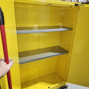 Laliberté Produits Industriels Armoire Produits Dangereux Justrite presque neuve 45 gal.