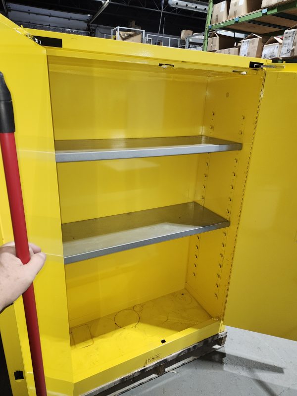 Armoire Produits Dangereux Justrite presque neuve 45 gal.