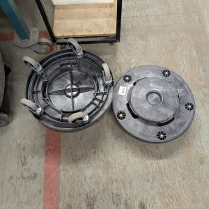 Laliberté Produits Industriels Socle a roulettes pour poubelle Rubbermaid