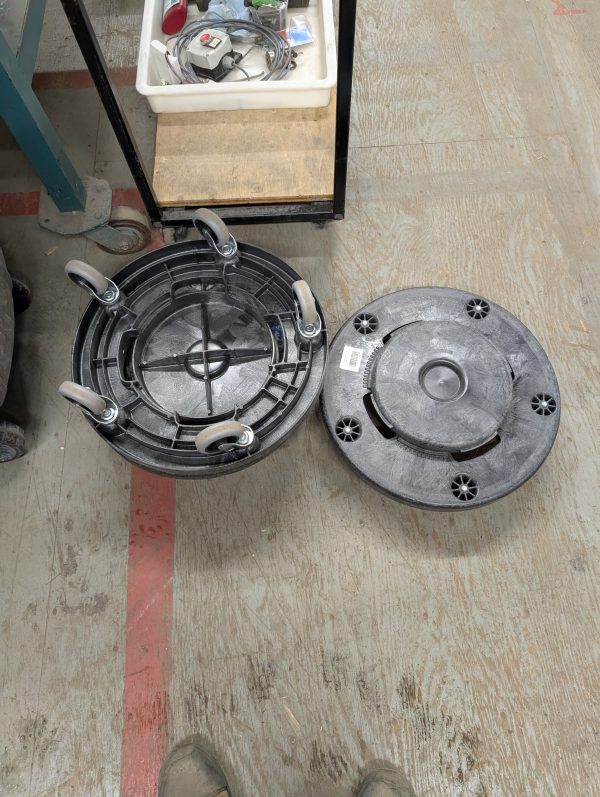 Socle a roulettes pour poubelle Rubbermaid